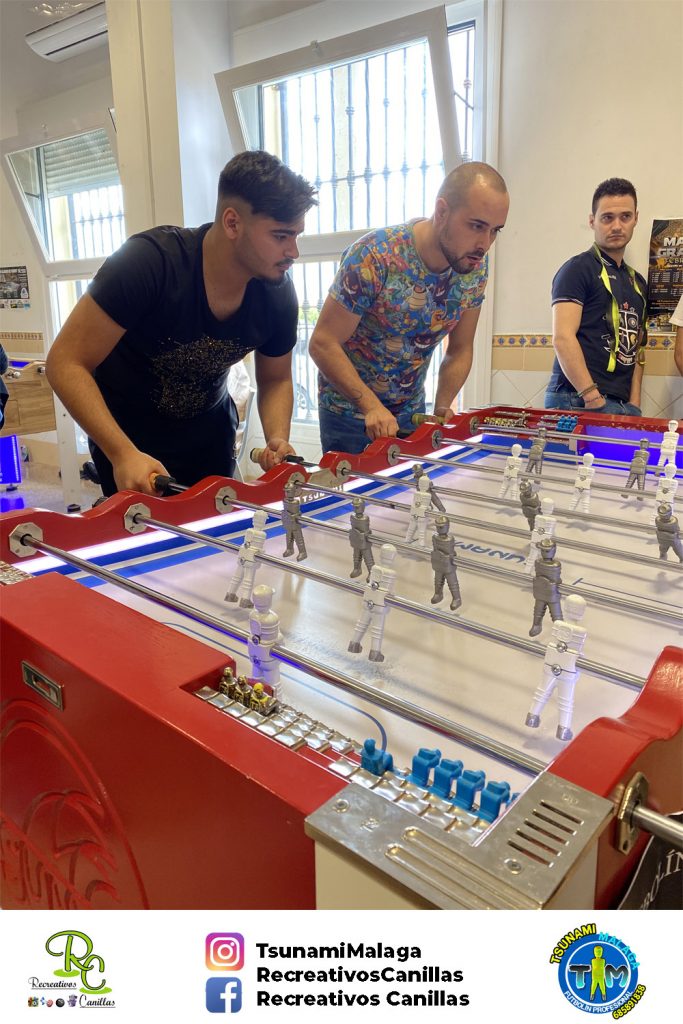 Varios jugadores jugando con un futbolín Tsunami