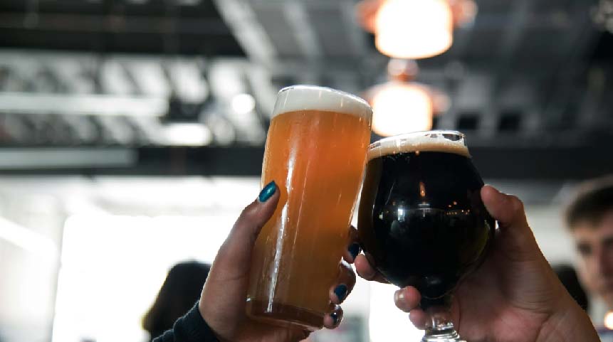 Personas brindando con cerveza