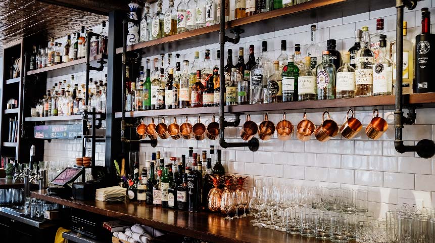 Bar de copas con botellas